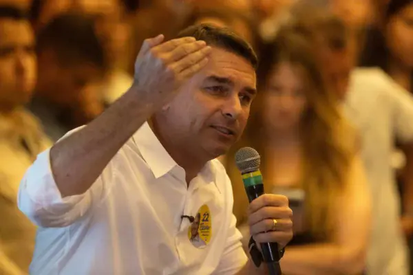 Flávio Bolsonaro pede à Justiça Eleitoral investigação de diretor da PF por favorecer Lula