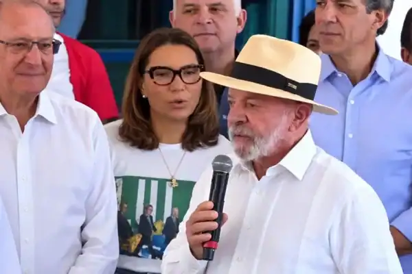 Lula é visto correndo ao chegar em ato político na Avenida Paulista