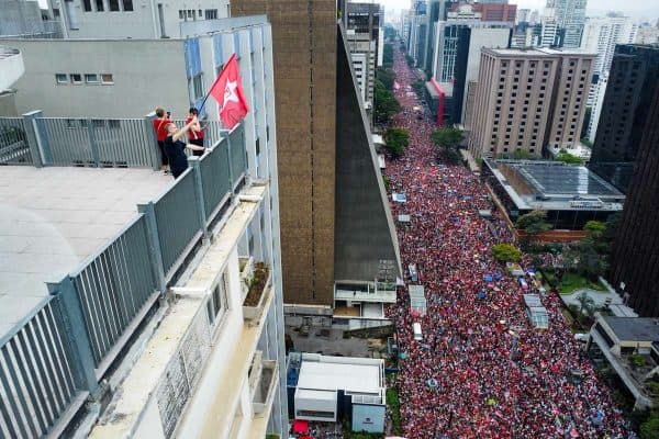 Com gritos de “sem anistia”, milhares de apoiadores de Lula ocupam a Avenida Paulista