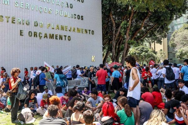 Propostas de Flávio Bolsonaro e Lula para o funcionalismo público