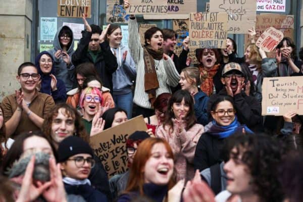Na França e no mundo, jovens tomam as ruas em protestos
