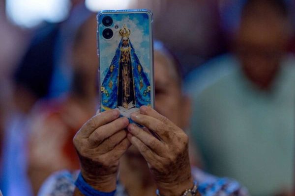 Lula e Flávio Bolsonaro participam de celebrações católicas no Dia de Nossa Senhora Aparecida