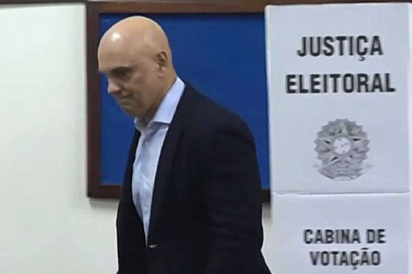 Moraes autoriza visitas de Flávio a Jair Bolsonaro após 90 dias de suspensão