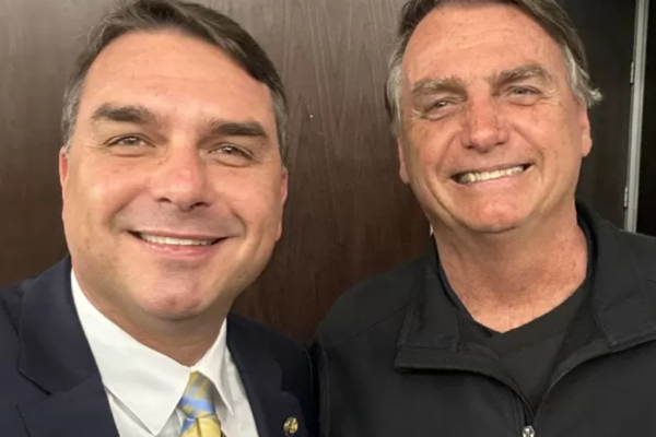 Moraes permite que Flávio retome visitas a Bolsonaro em prisão domiciliar