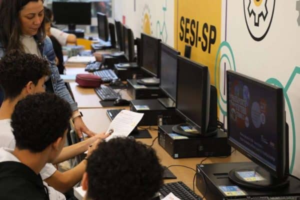 Rede estadual de SP expande uso de IA e incita debate sobre autonomia docente