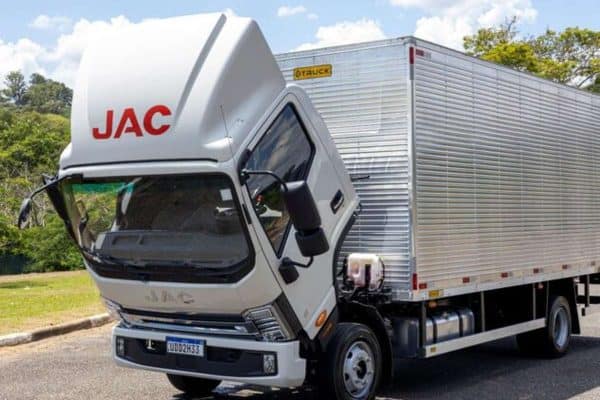 Mercado de caminhões elétricos no Brasil cai, mas chinesas ficam com 80% das vendas