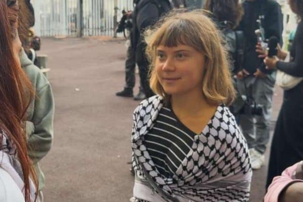 Greta Thunberg se une a manifestações de estudantes em Paris