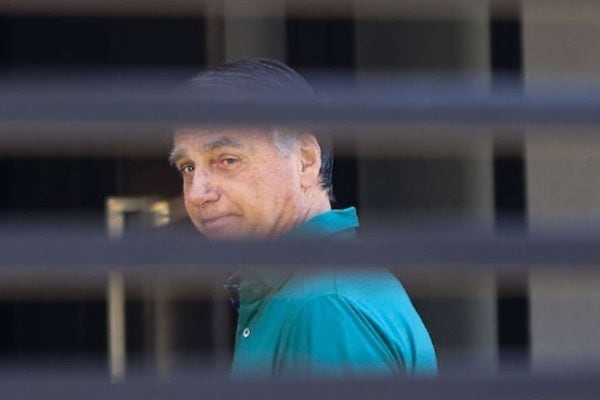 Se Flávio Bolsonaro vencer a Presidência, poderá libertar o pai da prisão?