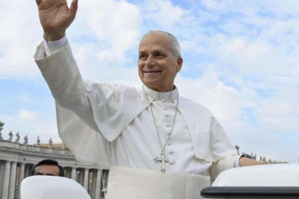 Papa Leão XIV retoma alimentação normal e faz fisioterapia respiratória após cirurgia