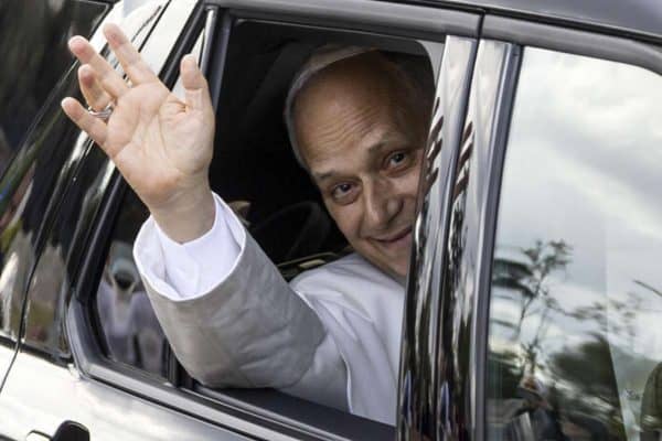 Papa Leão XIV recebe alta após cirurgia contra câncer de pulmão e volta ao Vaticano
