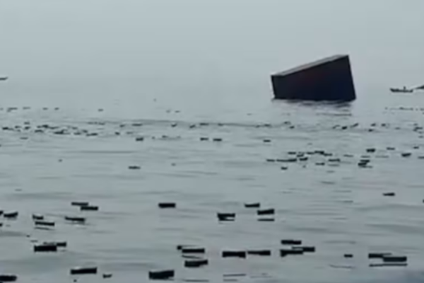IPhones flutuam à deriva no Estreito de Ormuz após embarcação atingir mina