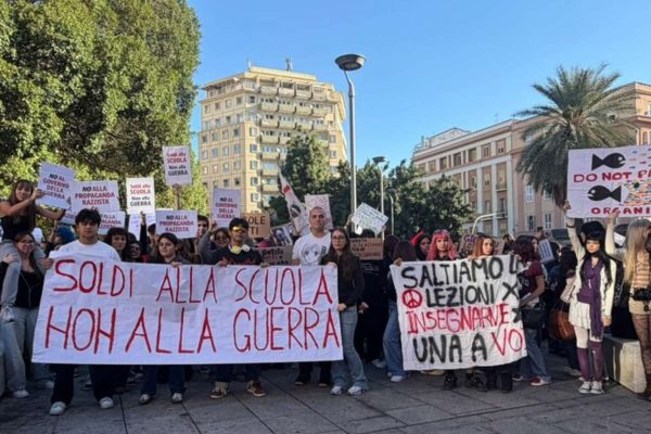 Estudantes protestam pelo 2º dia na Itália por mais verbas na educação e contra gastos militares