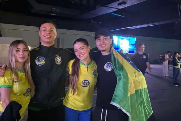‘Tirei meu título para votar nele’: apoiadores se reúnem em SP em apoio a Flávio Bolsonaro