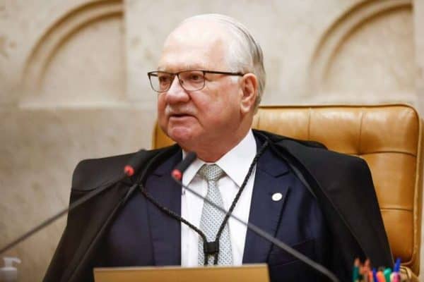 Fachin afirma que democracias ‘raramente morrem por golpes abruptos’, mas são corroídas por dentro