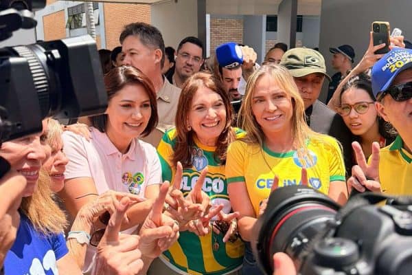 Michelle Bolsonaro espera vitória de Flavio e acompanhará apuração com Jair