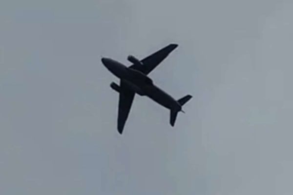 Manobras de aviões militares em baixa altitude chamam atenção em SC