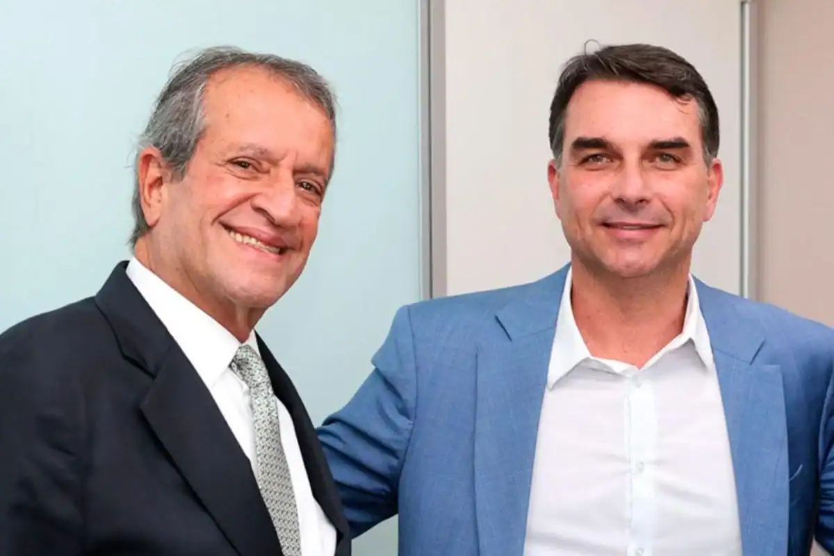 Flávio Bolsonaro viajou sem avisar o pai? Presidente do PL revela bastidores (Foto: Beto Barata/Partido Liberal)