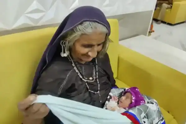 Mulher que afirma ter 70 anos dá à luz primeiro filho após 45 anos de casamento