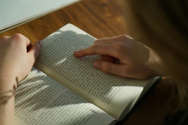 Ler por prazer pode transformar o cérebro e reduzir o estresse, aponta revisão científica