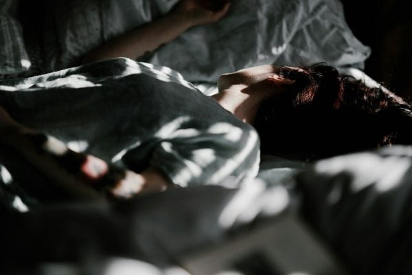 Dormir em menos de 5 minutos pode ser um sinal de alerta: neurologista revela 3 pilares do sono reparador