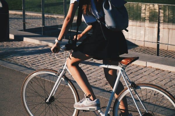 Bicicleta pode ser até 4 vezes mais eficiente que caminhada; entenda o motivo