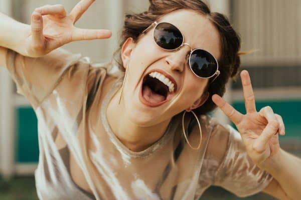 Psicóloga revela 10 hábitos simples que podem ajudar a espantar a tristeza e aumentar a felicidade