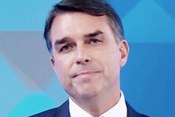 Flávio Bolsonaro fugiu? Paradeiro do senador vira mistério e Argentina se pronuncia