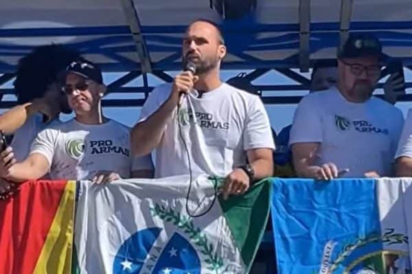 Eduardo Bolsonaro compara professores a traficantes e fala viraliza no Dia do Professor
