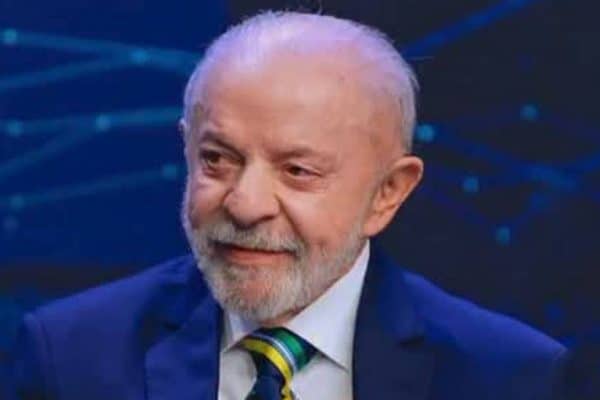 Lula desafia Flávio Bolsonaro a abrir sigilo bancário: “Você tem uma semana”