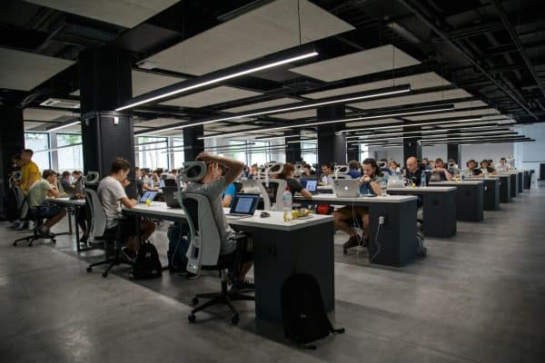 Países reduzem jornada de trabalho e resultado surpreende: veja o que aconteceu após cortar horas de expediente