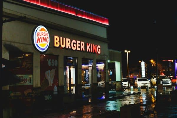 Burger King vai distribuir mais de 114 mil lanches grátis no Brasil; veja como conseguir