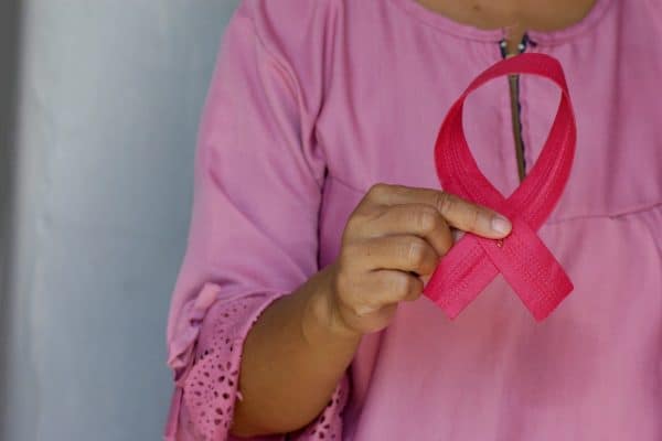 Outubro Rosa: mudanças na pele dos seios podem revelar sinais de alerta para câncer de mama