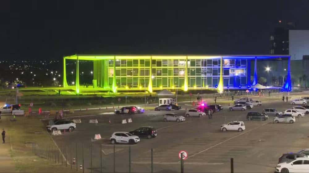 O que havia na mochila? Homem é detido após tentar pular grade do STF (Foto: Globo)