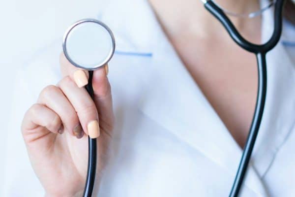 Médico pode perder o registro por causa de postagens nas redes sociais? Veja o que diz a regra
