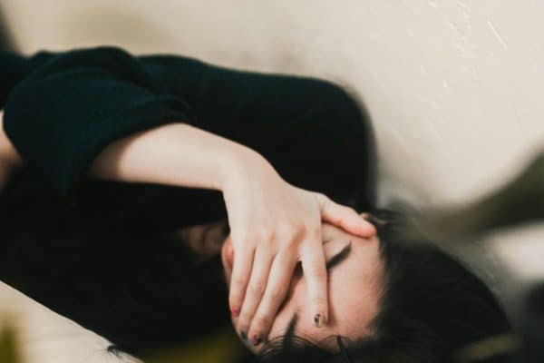 Burnout feminino vai além do trabalho e expõe a sobrecarga invisível enfrentada pelas mulheres